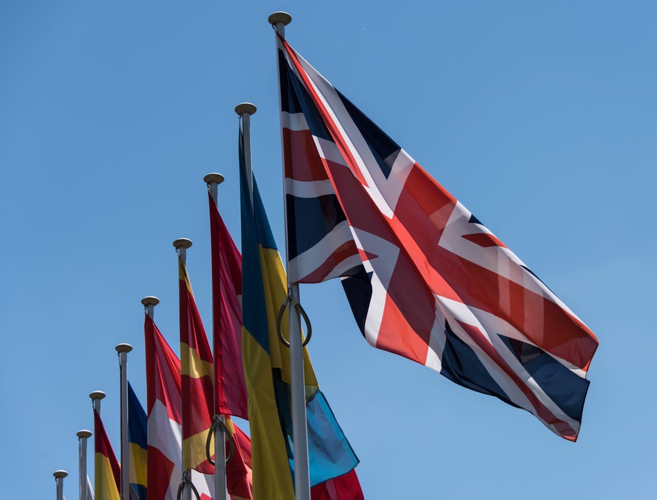 Britannian suurissa kaupungeissa järjestetään mielenilmauksia tiistaina.
