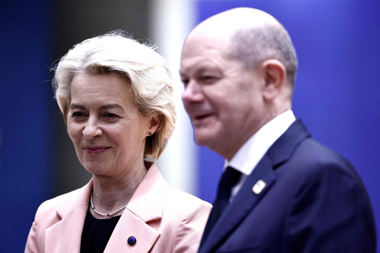 Berliinissä järjestettävään Ukrainan jälleenrakennuskonferenssiin osallistuu muun muassa Saksan liittokansleri Olaf Scholz (oik.) ja Euroopan komission puheenjohtaja Ursula von der Leyen. LEHTIKUVA/AFP