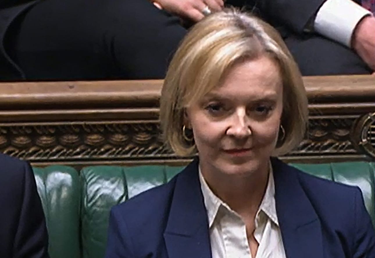 Pääministeri Liz Truss on pahoitellut taloudelliseen sekasortoon johtaneiden uudistustensa nopeaa vauhtia ja niiden viemistä liian pitkälle. LEHTIKUVA/AFP/PRU