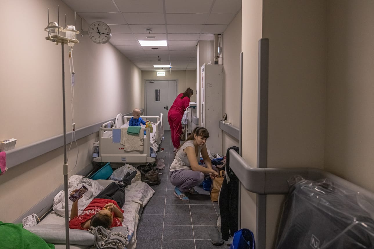 Vanhemmat valvoivat lastensa vieressä Ohmadytin lastensairaalan kellarissa, jota käytetään suojana ilmaiskuja vastaan Ukrainan Kiovassa.