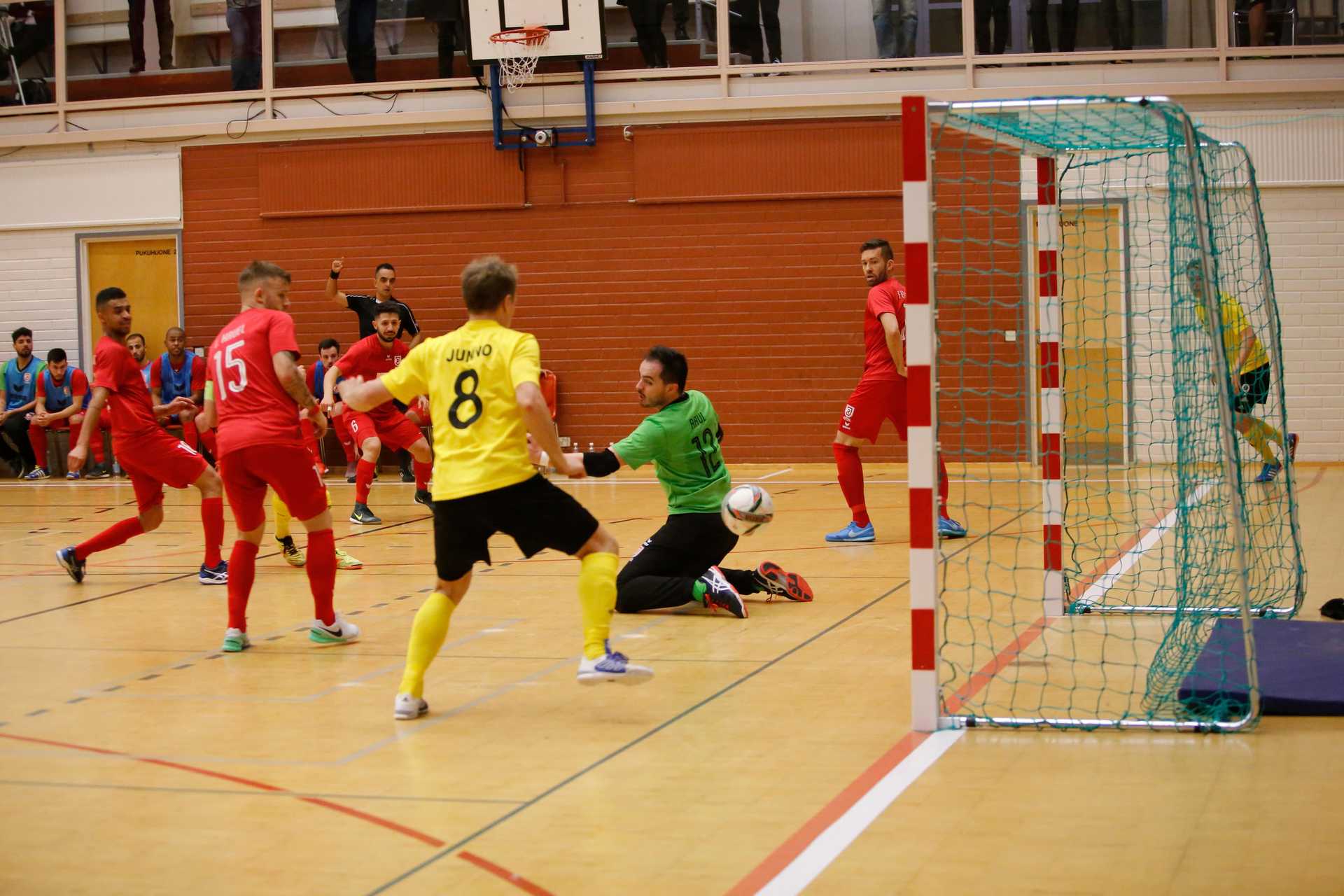 Sievi Futsalin Jarmo Junno seurasi lähietäisyydeltä Juho Väinälä laukomaa avausmaalia.