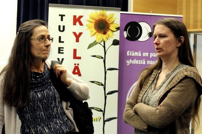Illan alustajat Hilkka Vihinen ja Kaisu Kumpulainen antoivat aiheita keskusteluun.