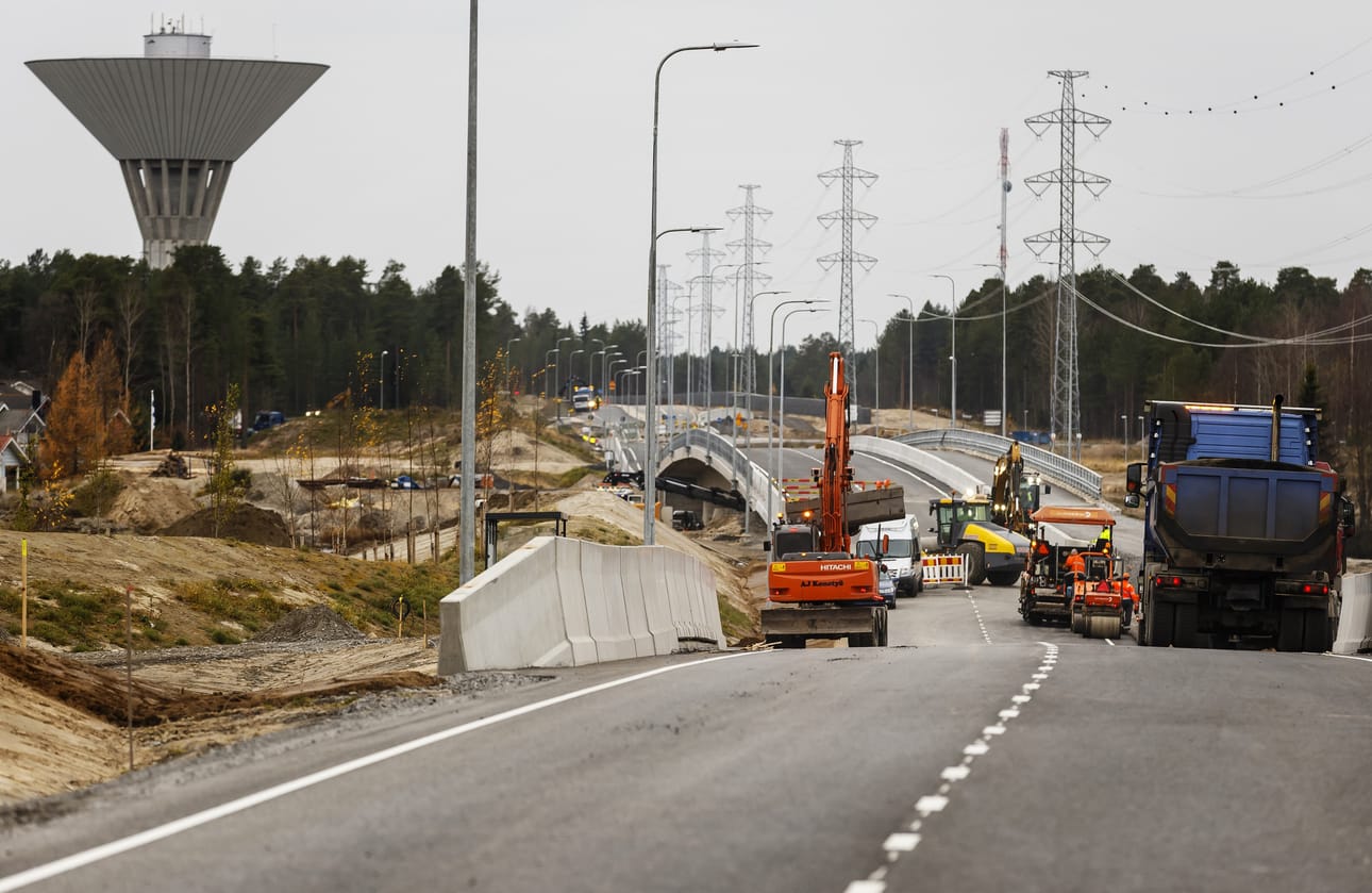 Poikkimaantien siltatyömaan vilinää lokakuun loppupuolella.