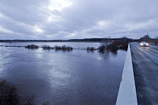 Lapuanjoki tulvi Liinamaassa jouluna 2013. Tuolloin vesi oli 80 senttiä yli tulvarajan. Tällä hetkellä vesi Lapuanjoella virtaa noin 80 kuution sekuntivauhdilla, kevättulvan huippuvirtaukseen on vielä matkaa. ARKISTOKUVA: JUSSI ASU