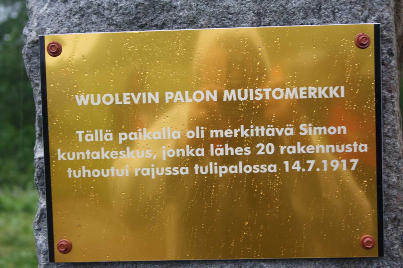 Muistolaatta kertoo tuhoisan tulipalon tarinan.