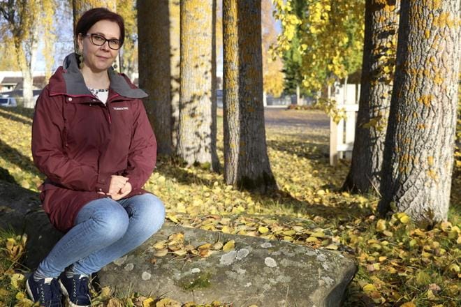 Perheneuvolapsykologi Kati Puumala valmistui psykoterapeutiksi vuonna 2017. Kesällä ilmestyi hänen esikoiskirjansa. Hän työskentelee Alajärven perheneuvolassa. KUVA: SAILA COLLANDER