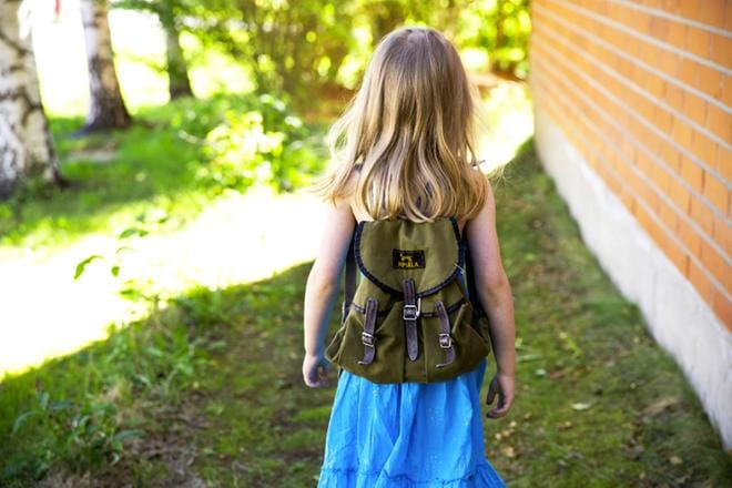 Kesän aikana lähes jatkuvassa valvonnassa olevasta esikoululaisesta pitäisi kasvaa itsenäinen koululainen. Kuva Sanna Krook