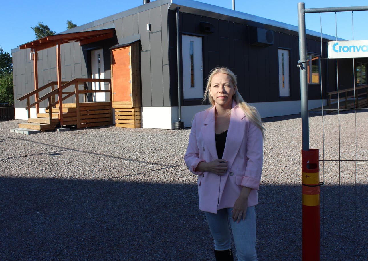 Kaskisten kasvatus- ja opetusjohtaja Elina Virran takana siintää vuokrarakennus, joka todennäköisesti katoaa Kaskisten katukuvasta. Arkistokuva. Lotta Kallio