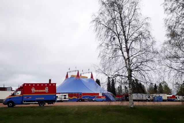Sirkus Finlandia suuri, 1200 henkilön teltta nousi äitienpäivänä koulukeskuksen kentälle Alajärvellä. Telttaa ympäröi näyttävä letka sirkusautoja. Sirkus Finlandian vuoden 2019 esiintyjät ovat Suomesta, Yhdysvalloista, Englannista, Irlannista, Sveitsistä, Ruotsista, Ukrainasta, Venäjältä ja Kiinasta. KUVA: SARI HEINILÄ