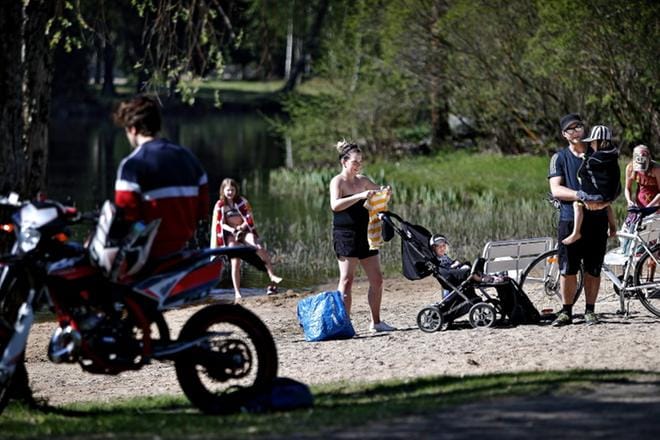 Suvi ja Jesse Mustikkamäki viettivät keväistä hellepäivää lapsiensa Jeelin ja Senjan kanssa Törnävän uimarannalla. Mustikkamäet ovat tyytyväisiä kesän monipuoliseen tapahtumatarjontaan, mutta toivoisivat lisää lapsiperheille suunnattuja ulkoilmatapahtumia. KUVAT: TOMI KOSONEN