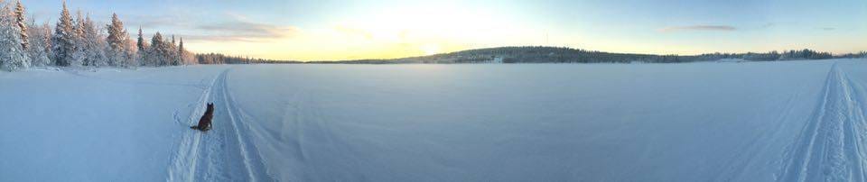 Pöntsöjärvi, Kittilä. Kylä näkyy taustalla. 21.1.2016, pakkasta -38.