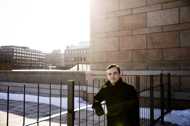 Varusmiesliiton uusi puheenjohtaja Jaakko Kivistö on sitä mieltä, että yhteistuvat tehostaisivat tiedonkulkua ja naiset pääsisivät paremmin porukkaan mukaan. KUVA: Joel Maisalmi