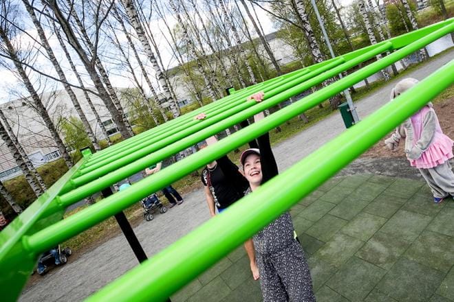 Aino Lähelmä nautti eniten apinapuista. Telineessä roikkuminen oli tuttua hänelle jo välituntiaktiviteettina Pajuluoman koulussa. Seinäjoella street workoutia voi harrastaa myös Karhuvuoressa.