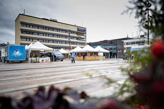 Seinäjoen torin myyntikojut menevät arkisin kiinni kolmen ja viiden välillä. KUVAT: TANJA KORPELA