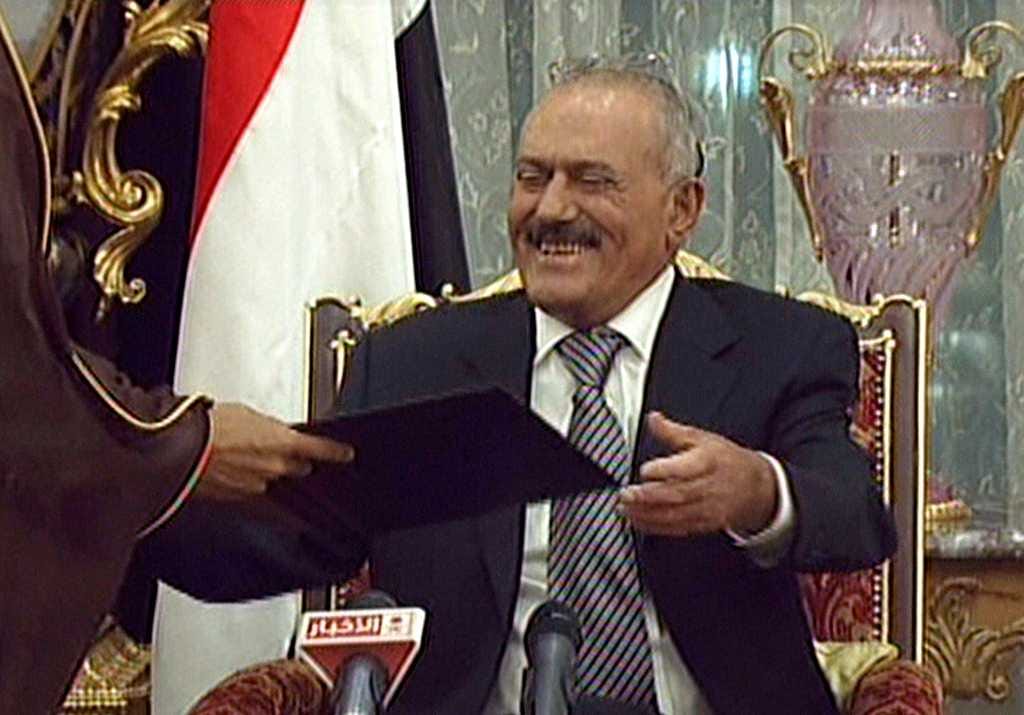 Presidentti Ali Abdullah Saleh allekirjoitti Saudi-Arabiassa vallanvaihtosopimuksen, joka nostaa valtaan varapresidentti Abdrabuh Mansur Hadin.