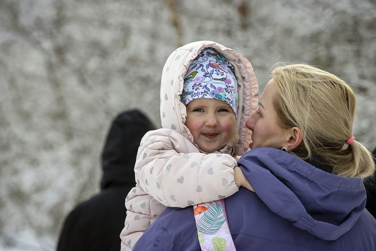 Useilla Suomeen tulleilla ukrainalaisilla on ammattitaitoa ja kovasti työhalua. Kampaamossa työskennellyt Anna Marinokha ja nelivuotias Yeva-tytär kertoivat pitkästä matkastaan pohjoiseen Suomeen haastattelussamme viime viikolla.