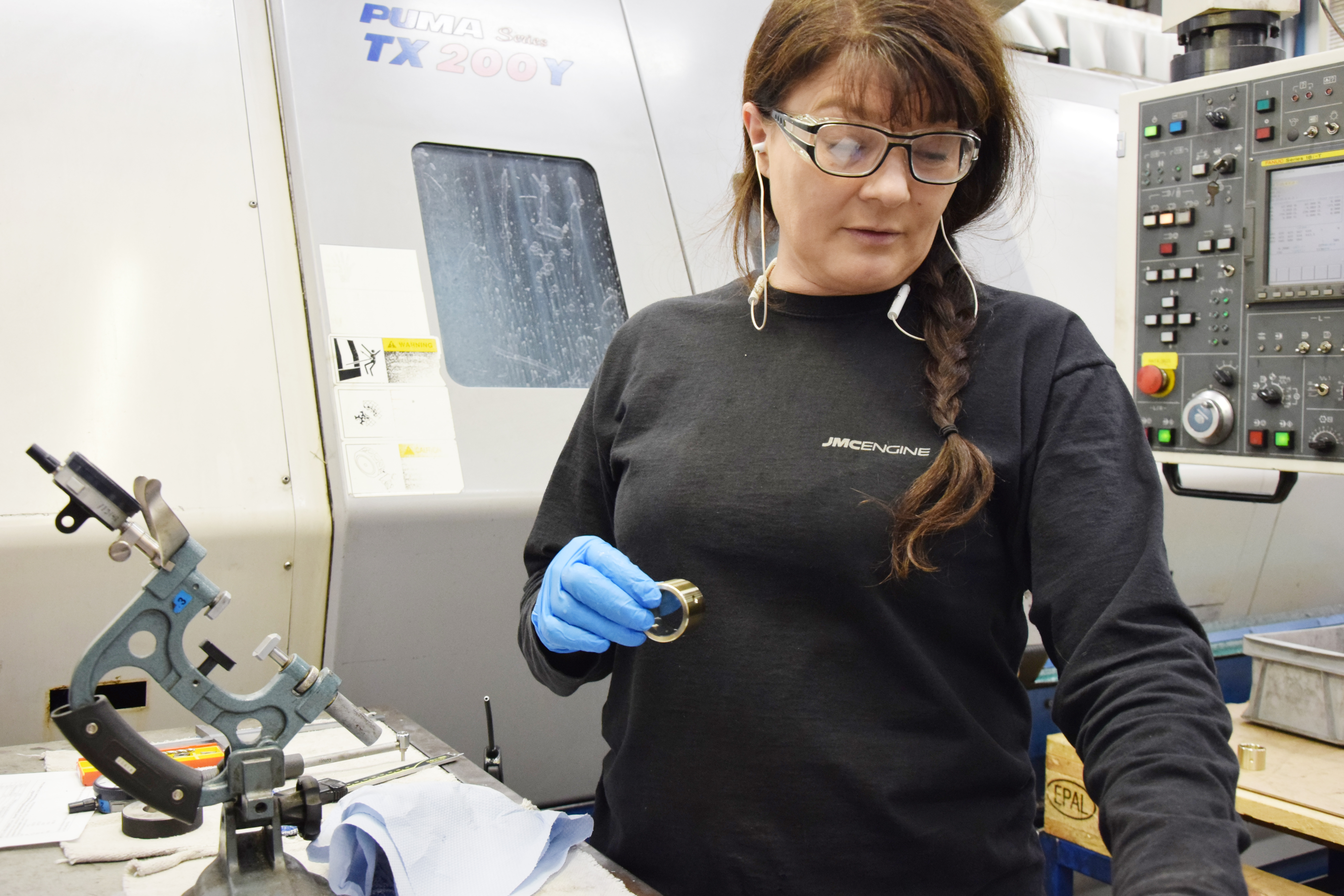 JMC Engine valmistaa sekä pientä että huomattavasti suurempaa tavaraa maailman markkinoille. Raija Kiviniitty tarkastamassa CNC-sorvista tullutta kappaletta.