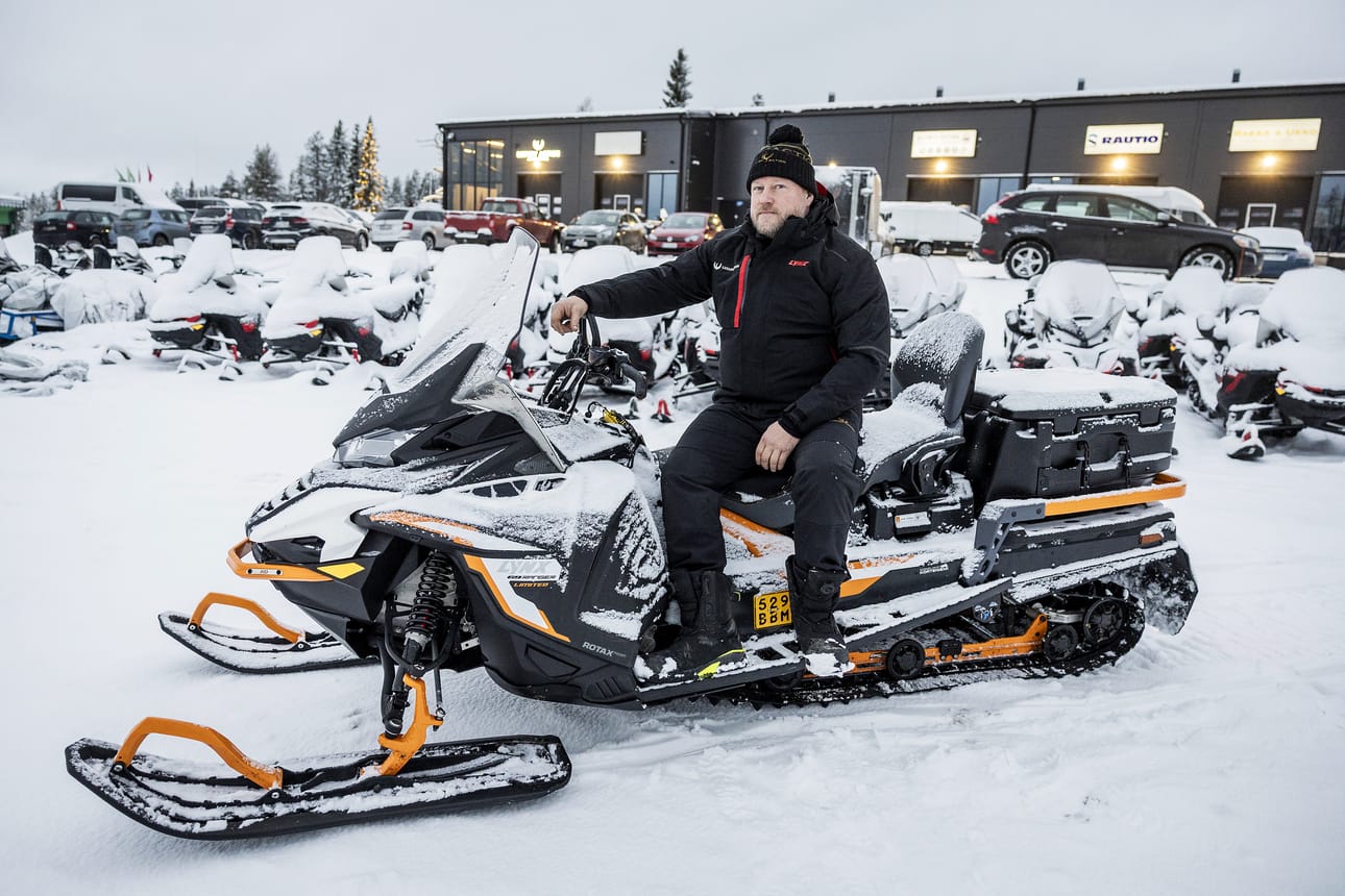 Tomi Ahmasalo vastaa Luxury Actionin huoltopäällikkönä yrityksen kiinteistöistä ja moottorilla liikkuvasta kalustosta, muun muassa kelkoista.