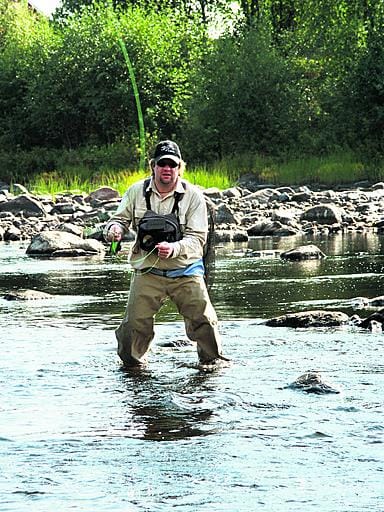 "Hauskaa tämä on, vaikka hikistä", Tommi Hakala vakuuttaa. Joen vähävetisyys ei häntä haittaa.