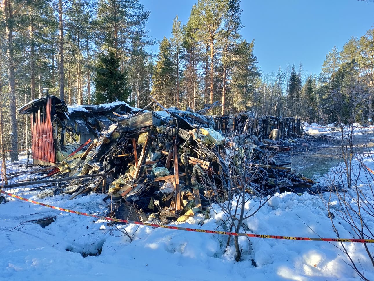 Rivitalo tuhoutui tulipalossa täysin.