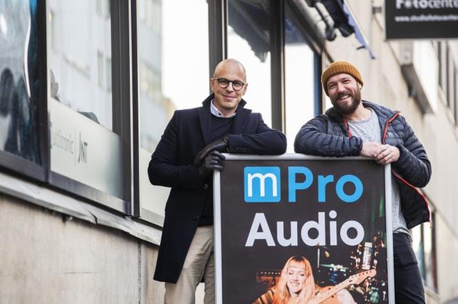 Vaasan keskustassa avataan ensi viikon tiistaina 1. joulukuuta uusi musiikkiliike. Ben Bergman ja Mikael Ahlskog uskovat, että vilkkaassa musiikkikaupungissa sille on olemassa vankka asiakaspohja. Kuva: Jarno Pellinen