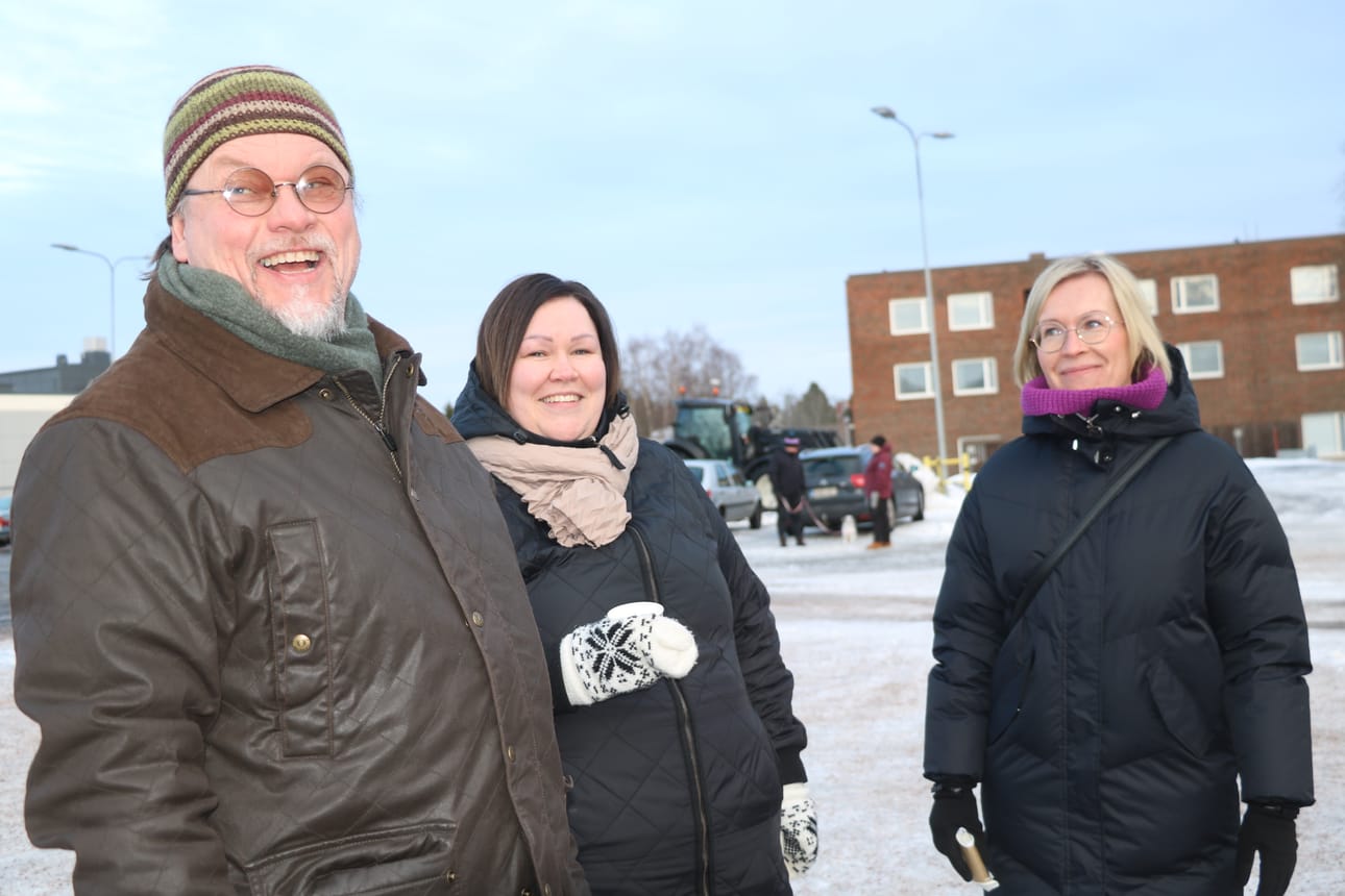 Oulaisten kaupungin talousjohtaja Sari Myllykoski-Hanhela (oik.) esitteli valtuutetuille kaupungin taloustilannetta. Vt. kaupunginjohtaja Suvi Koskenlaine kiitteli Oulun yliopiston arkkitehtiopiskelijoiden työpanosta keskusta-alueen kehittämisen ideoinnista. Valtuutetut hyväksyivät sivistysjohtaja Ari Sarpolan tekemän lisämäärärahan hanketoimintaan.