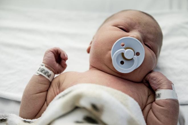 Tämä terve poikavauva syntyi Oulun yliopistollisessa sairaalassa viikkoa ennen joulua. Vuosi 2019 on kolmas perättäinen vuosi, jolloin suomalaisia syntyy vähemmän kuin kuolee. KUVA: Jukka-Pekka Moilanen