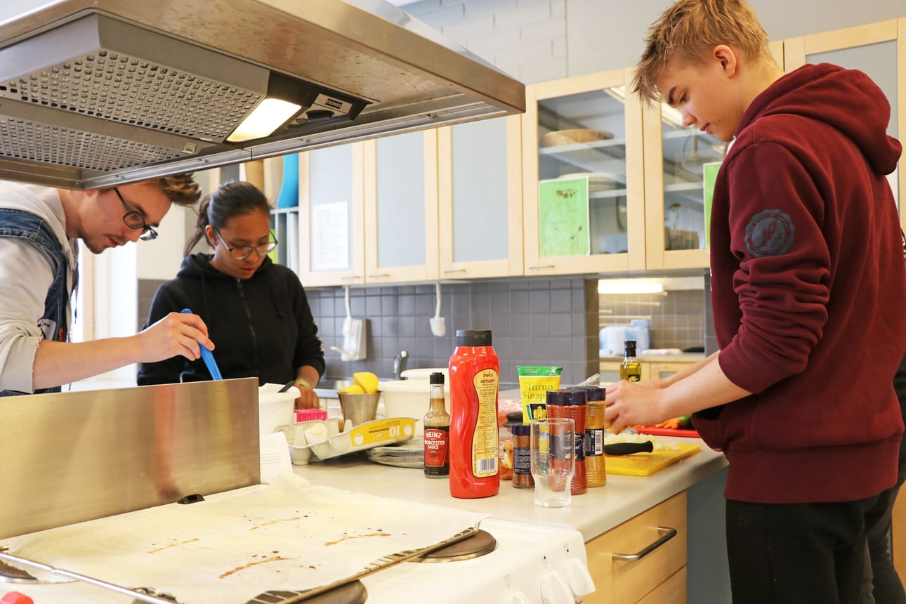 Antti Suvanto, Ella Ropponen, Aatu Ahonen sekä Joonatan Kumpumäki (ei kuvassa) valmistelivat ravintolan menua.