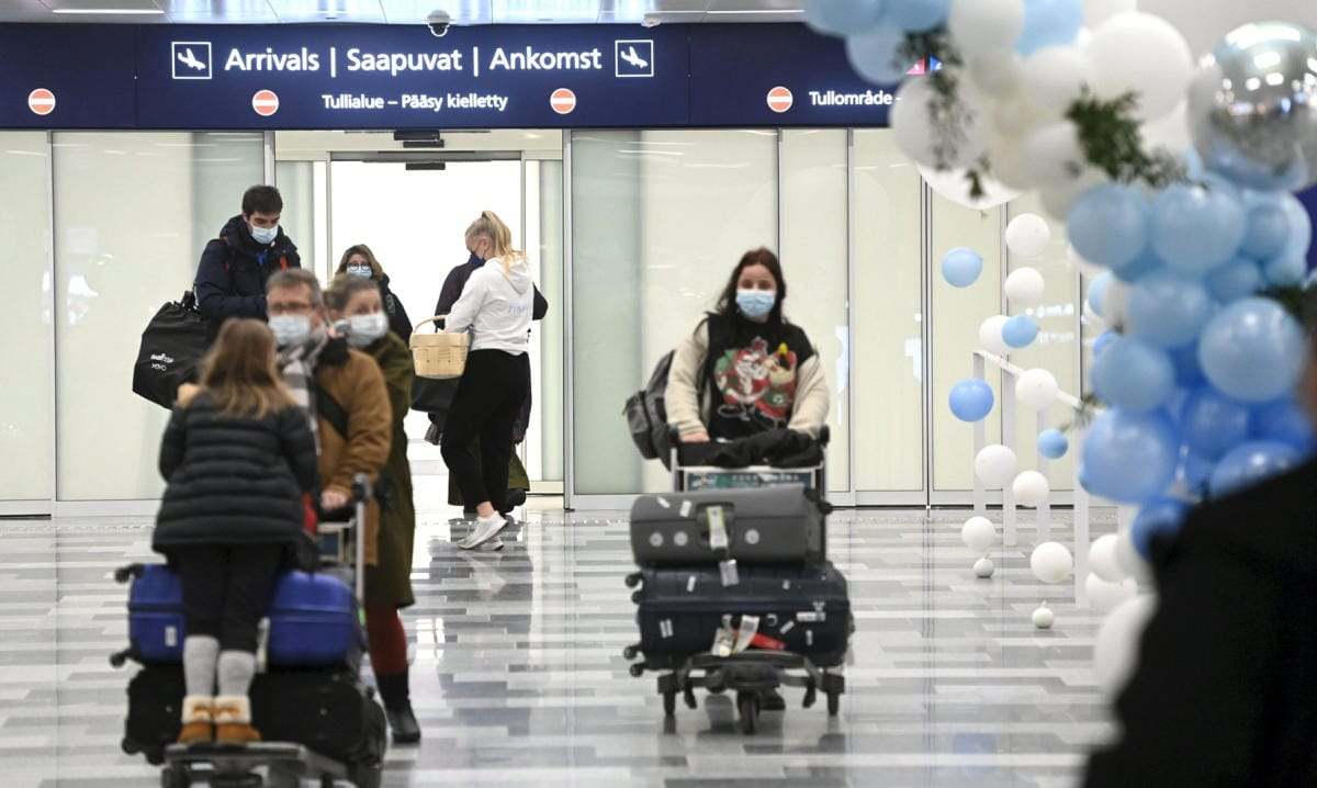 Lisäksi ensi tiistaista lähtien on tulossa voimaan EU:n ja Schengen-alueen ulkopuolelta tuleville ennakkotestivaatimus. LEHTIKUVA / HEIKKI SAUKKOMAA