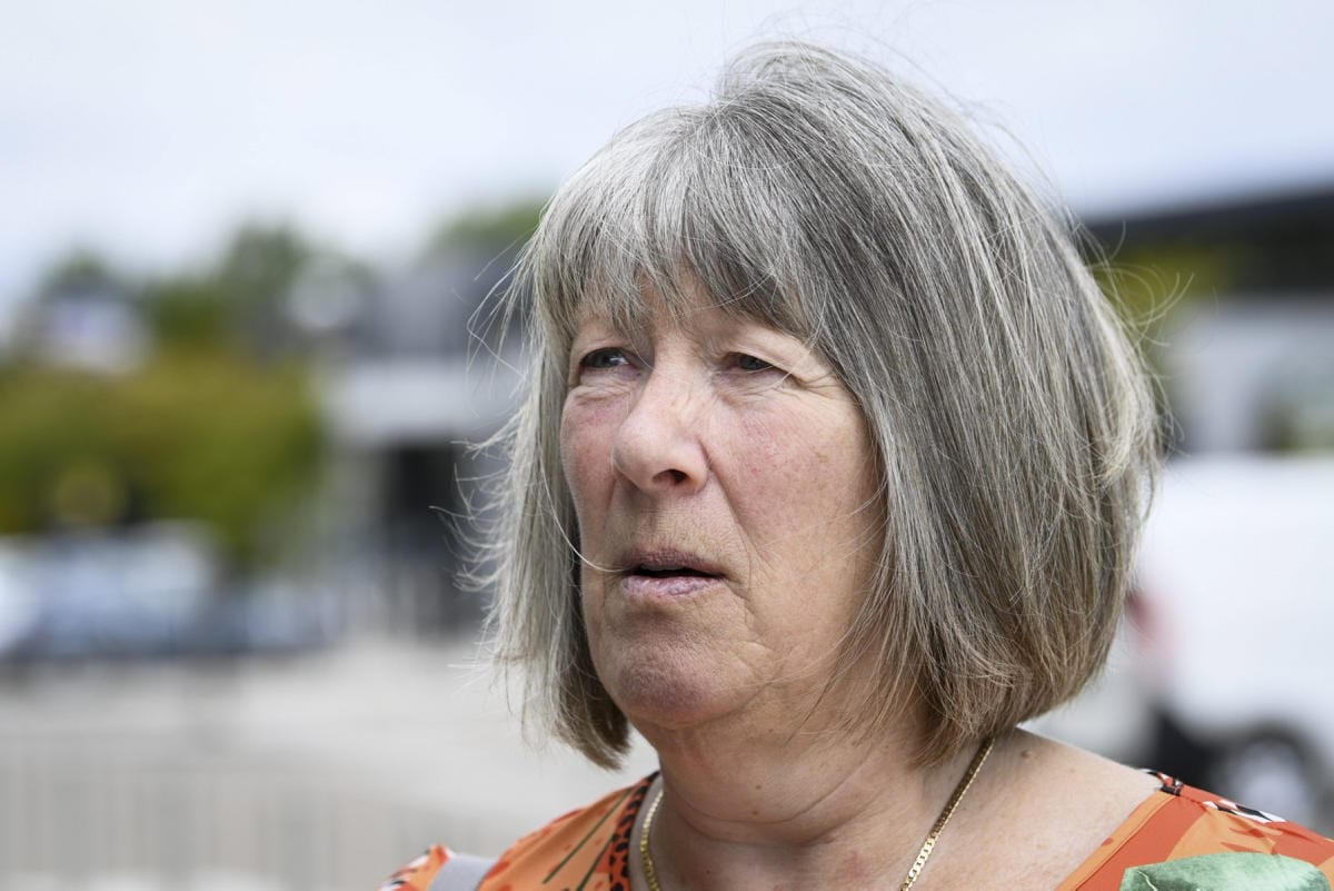 Julie Giles kertoi tukeneensa pääministeri Boris Johnsonia, mutta hänenkin mielestään liika alkaa olla liikaa. LEHTIKUVA / Emmi Korhonen
