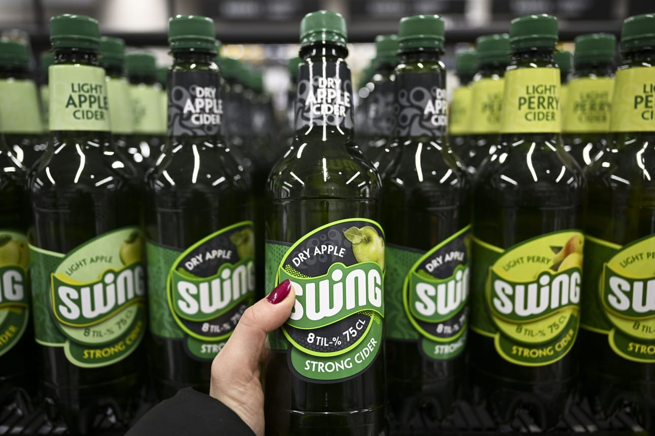 Eduskunta hyväksyi viime viikolla alkoholilain muutoksen, joka sallii enintään kahdeksanprosenttisten käymisteitse valmistettujen alkoholien myynnin vähittäiskaupoissa. LEHTIKUVA / EMMI KORHONEN