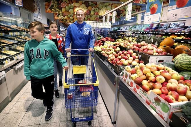 Hannu Kiikka haki lauantaina tarjottavia lasten synttärikutsuille Kivistön S-marketista. Mukana olivat lapset Aapeli ja Elma. Lähikaupat riittävät perheen ruokaostoksien tekoon entistä useammin. Valikoimat ovat laajat ja niissä on helppo käydä, Hannu Kiikka sanoo. KUVAT: JOUKO HÄNNINEN