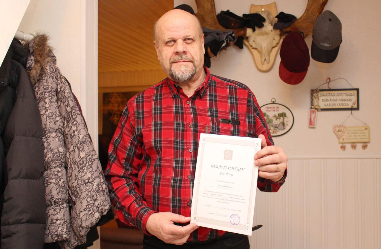 Sulo Heikkinen sai herastuomarin arvon tunnustuksesi pitkästä ja ansiokkaasta toiminnasta Ylivieska-Raahen käräjäoikeuden lautamiehenä. Herastuomarin arvonimen sai myös Mirja Kotisaari jonka työ lautamiehenä jatkuu.