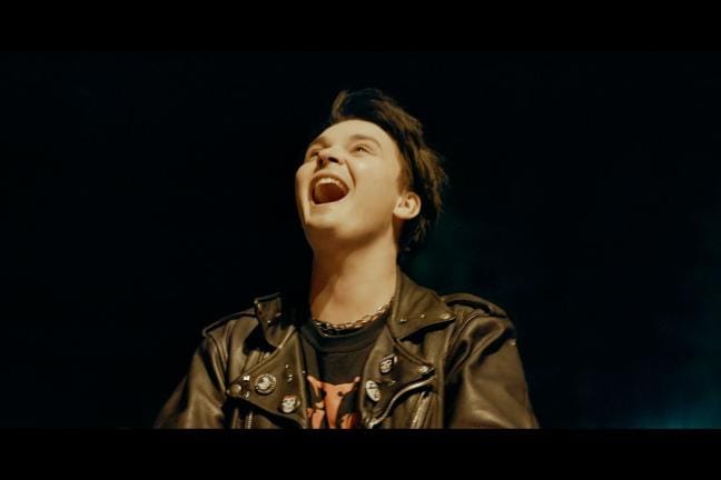 Tositarinaan perustuvassa Teit meistä kauniin -elokuvassa Apulanta-yhtyeen varhaisvaiheissa mukana olleen Antti Lautalan roolissa on Roope Salminen. Apulanta perustettiin 1991. KUVA: Nelonen