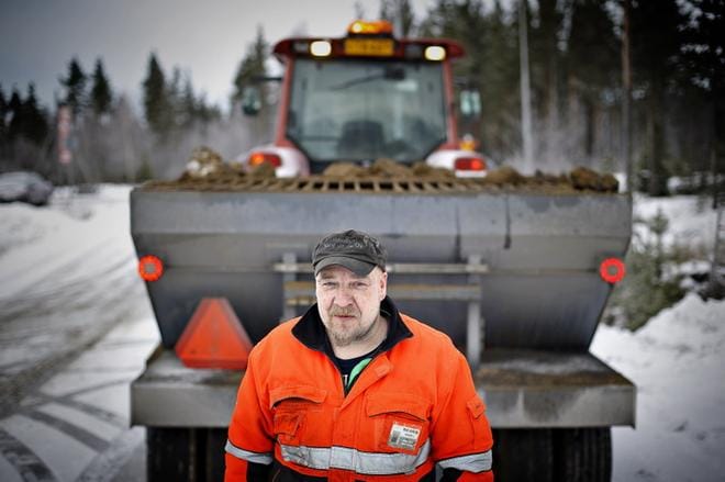 Keijo Luoma hiekoitti Seinäjoen katuja aamusta asti. KUVAT: TOMI KOSONEN