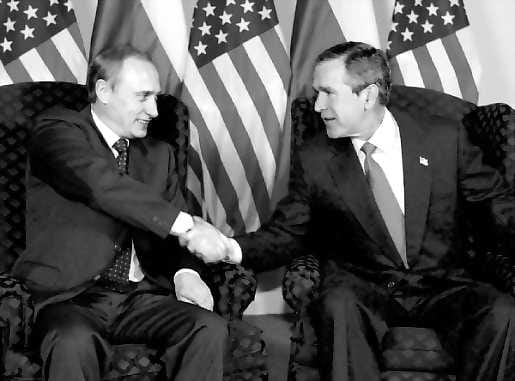Tervetuloa. Venäjän on nyt virallisesti G8-ryhmän jäsen. Yhdysvaltain presidentti George W. Bush (oik.) onnitteli venäläiskollegaansa Vladimir Putinia.