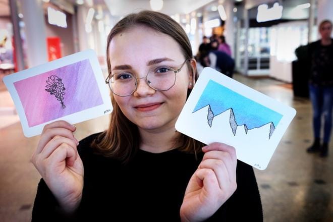 Yrittäjyyskasvatus on keskeinen osa Seinäjoen kaupunkistrategian mukaista yrittäjyyden edistämistä. Pruukin yhtenäiskoulua käyvä Petra Pöytälaakso näkee taiteen alan yrittäjyyden yhtenä tulevaisuuden vaihtoehtonaan. Keskiviikkona hän haki torikeskuksessa tuntumaa itse piirtämiensä korttien myyntiin. KUVA: KARI LÖFHJELM