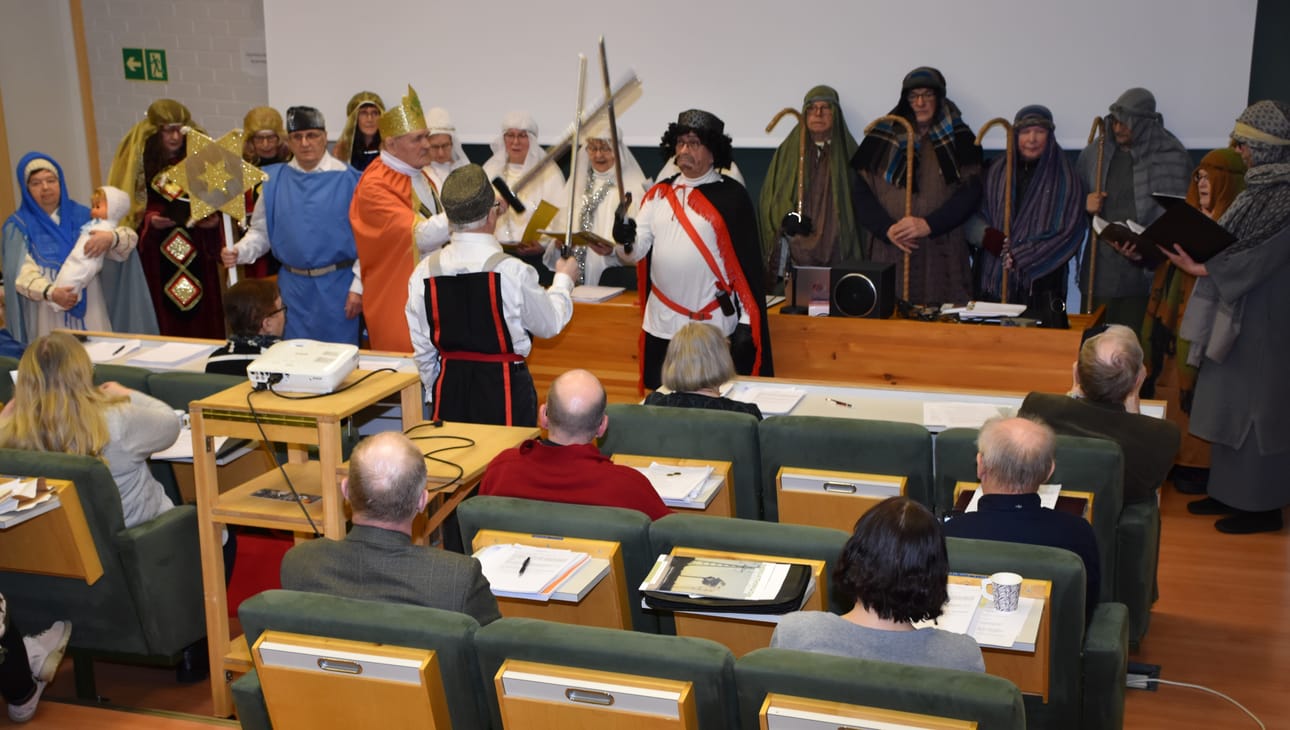 Eläkeliiton Posion yhdistyksen Hymyhuulet-ryhmä esitti päättäjille tiernapoikanäytelmän.