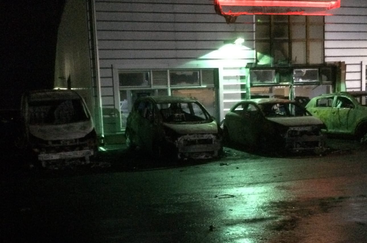 Palossa tuhoutui täysin seitsemän rakennuksen edessä ollutta henkilöautoa.