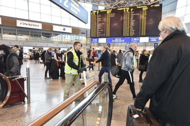 Helsinki-Vantaan turvatarkastuksen jonot vetivät tavalliseen tahtiin perjantaina iltapäivästä lentoilualan lakosta huolimatta.