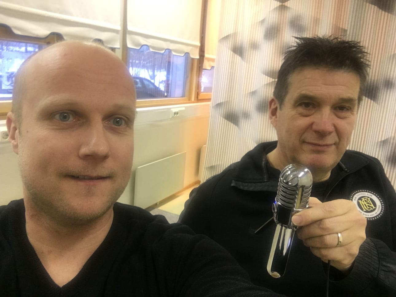 Selfiellä mennään! Juha Honkala ja Ari Stenius puhuvat vastuuttomasti jääkiekosta ja Oulun Kärpistä nyt Siikajokilaakson sivuilla.