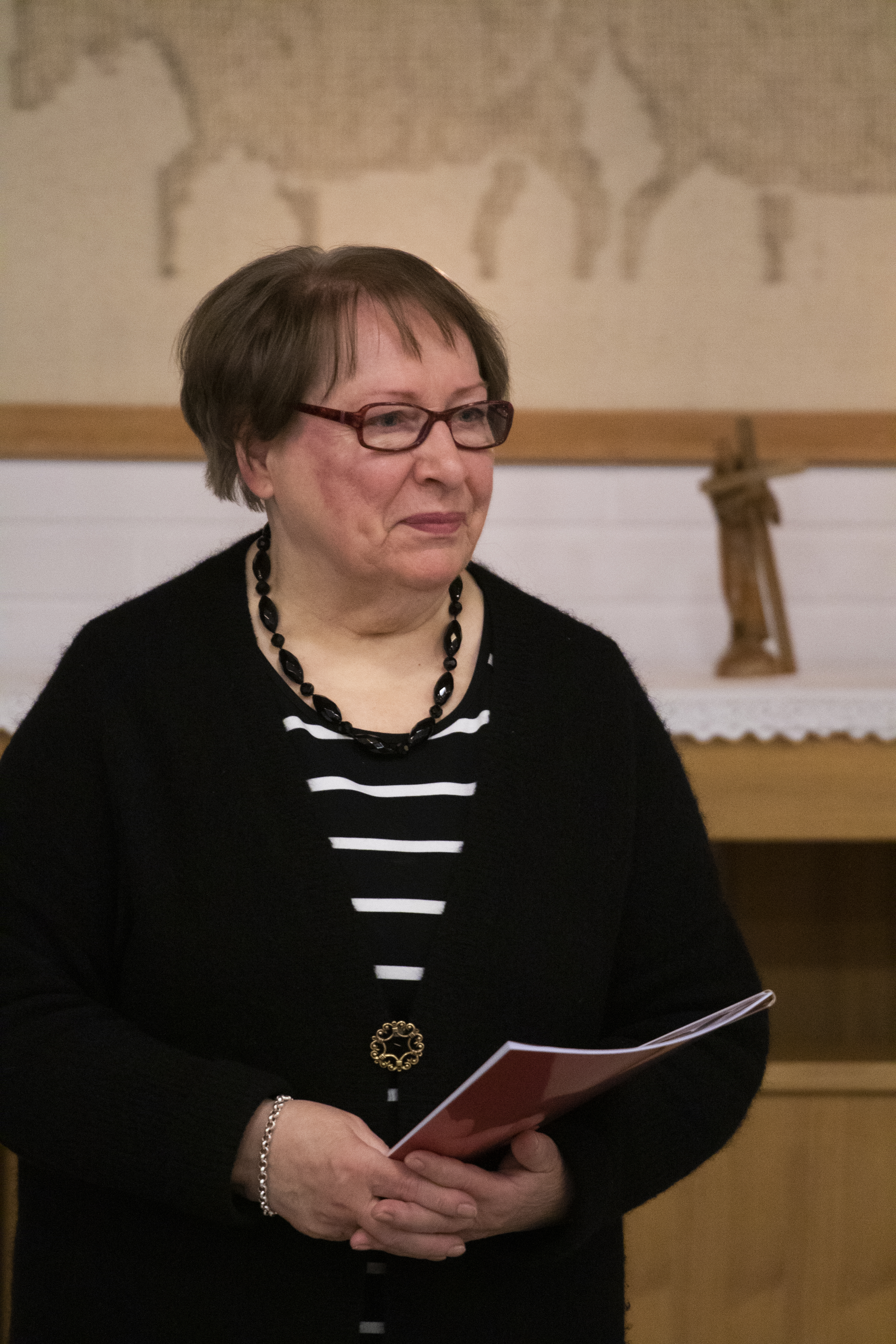Kirkkovaltuuston puheenjohtaja Kaisu Juvani otti nimilistan ilolla vastaan. 