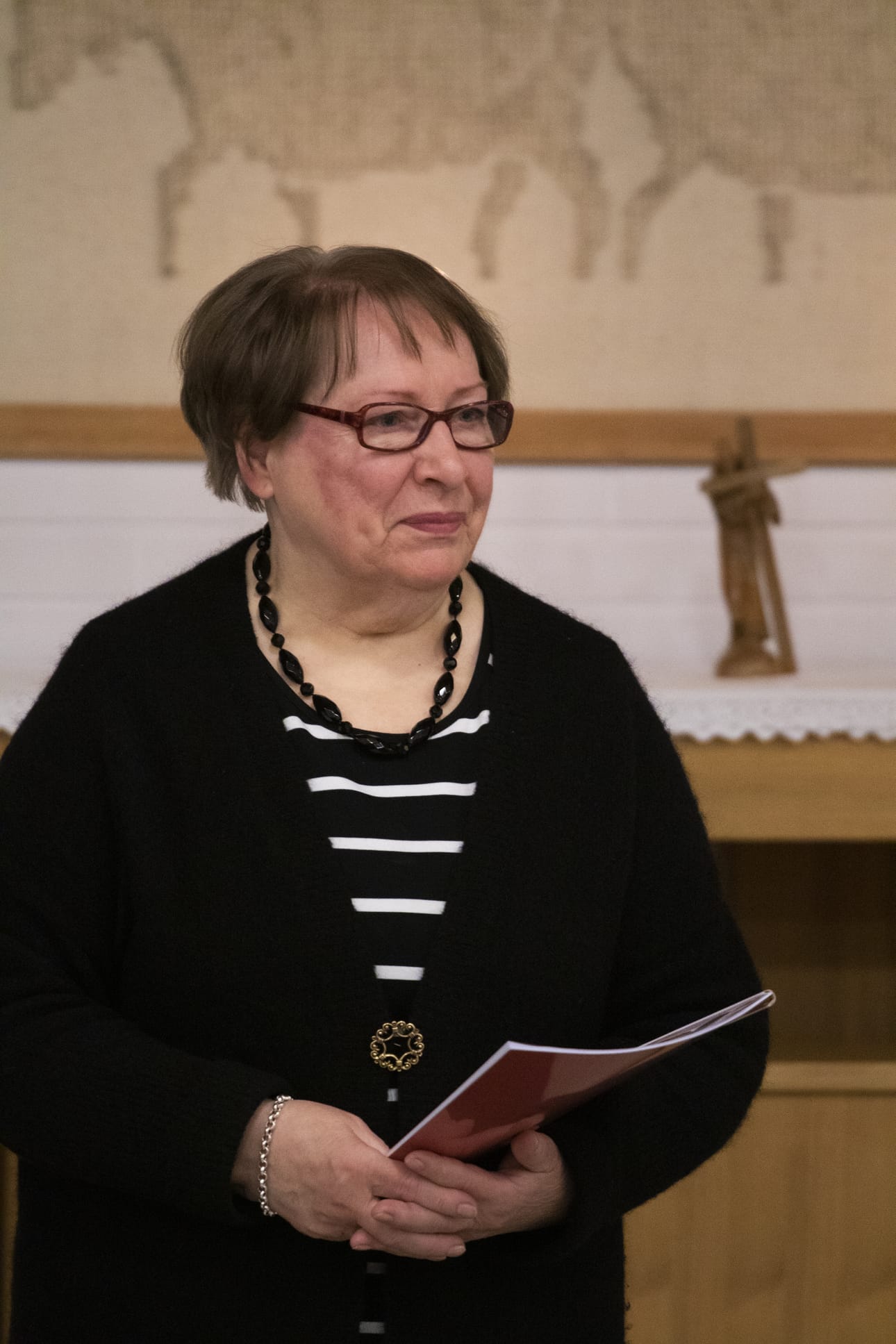 Kirkkovaltuuston puheenjohtaja Kaisu Juvani otti nimilistan ilolla vastaan.