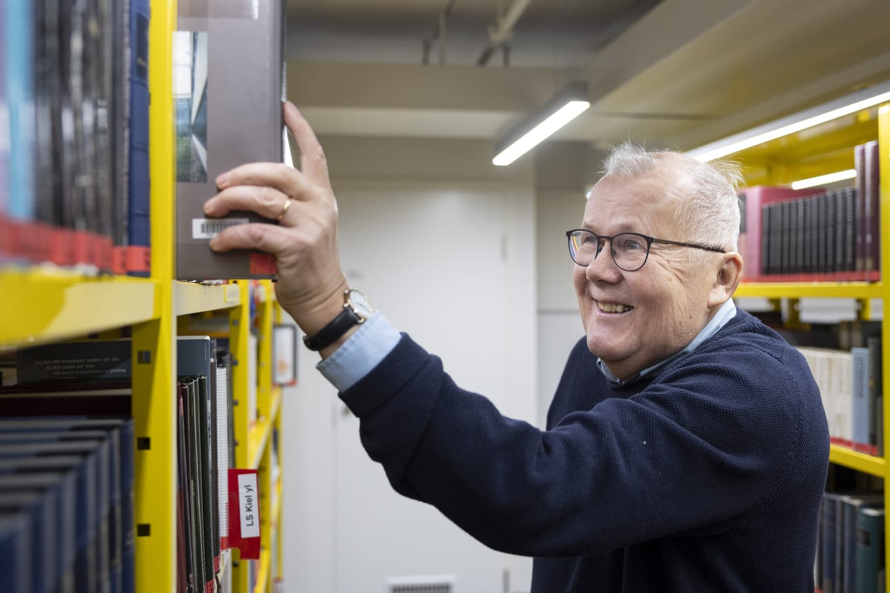 Jyväskylän yliopiston kirjasto on ollut Kankaalle keskeinen työskentelypaikka vuosikymmeniä. Eläkkeelle jäätyä tutkimustyö laajeni entisestään. – Olen kokenut, että se on pitänyt henkisesti vireänä, Kangas sanoo.