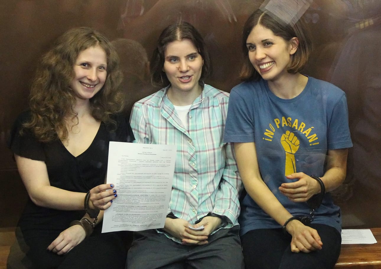 Pussy Riotin vangitut jäsnet Maria Alyokhina (vas), Yekaterina Samutsevich ja Nadezhda Tolokonnikova.