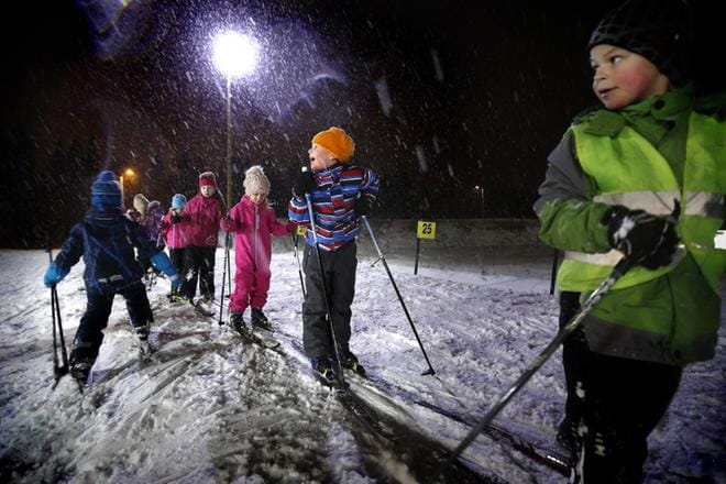 Liutaan eteenpäin ja sukset menevät vuorotellen! Myös oranssipipoinen Jussi Koivumetsä ottaa muiden mukana kaiken irti hiihtokoulun avajaismatkasta. KUVAT: TOMI KOSONEN