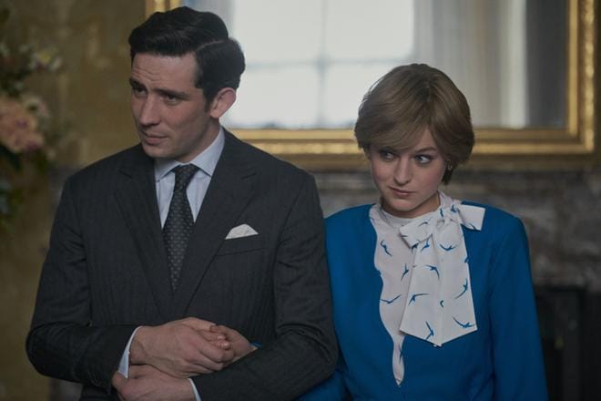 Charles (Josh O’Connor) ja Diana (Emma Corrin) julkaisevat kihlauksensa The Crownin neljännen tuotantokauden alussa. Vaikka heidän tarinansa on tärkeä painopiste, käsitellään myös muun kuninkaallisen perheen elämää ja historiallisia hetkiä. KUVA: Des Willie