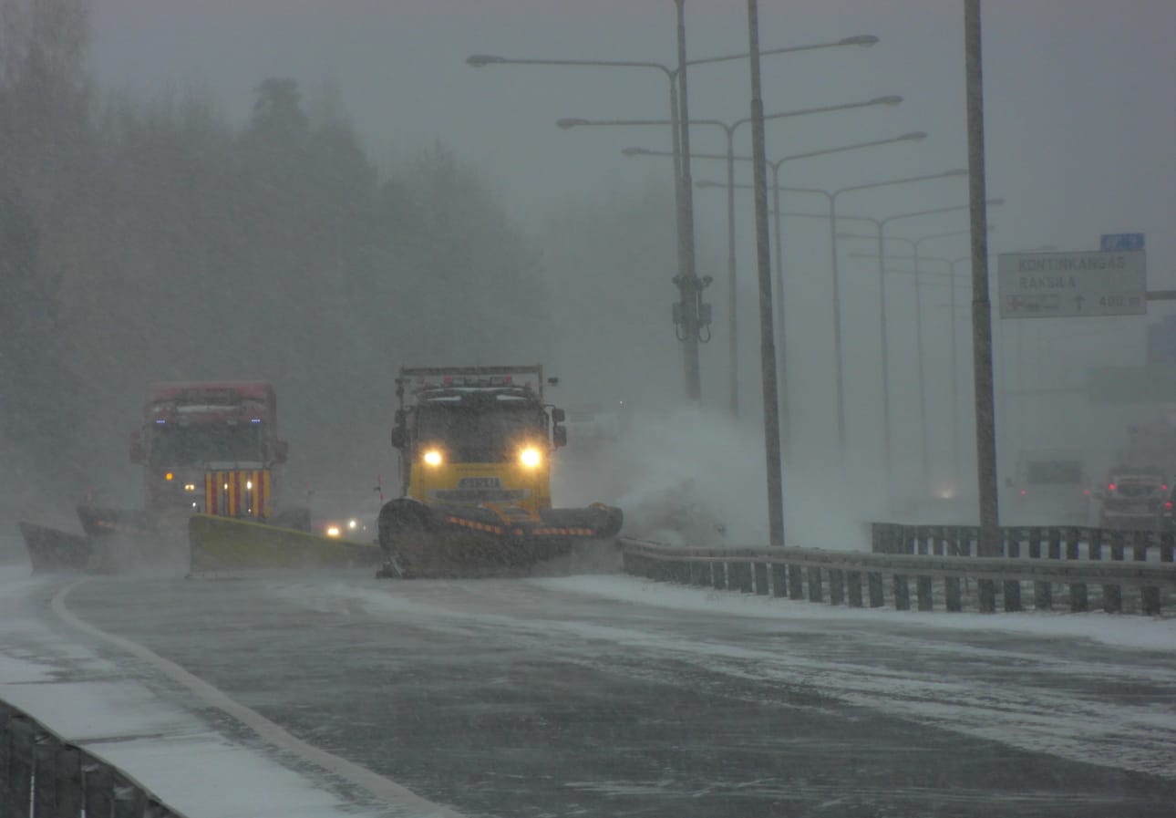 Lumiauroilla on työsarkaa perjantain lumisateessa Oulussa.