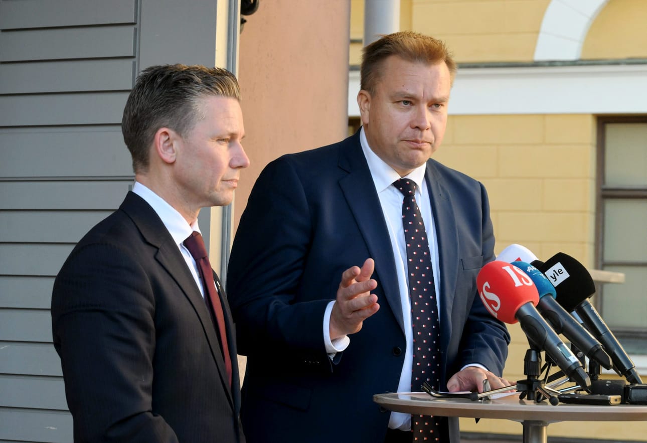 Ruotsin tuore puolustusministeri Pål Jonson puhumassa medialle yhdessä Suomen puolustusministeri Antti Kaikkosen kanssa. LEHTIKUVA / Jussi Nukari