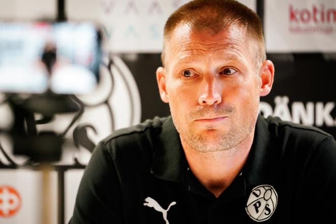 Jussi Nuorela ei sulattanut RoPSin saamaa rangaistuspotkua Ykkösen kuuden pisteen kärkiottelussa. Kuva Samppa Toivonen